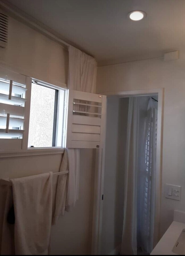 Master bathroom - 1040 N Gardner St