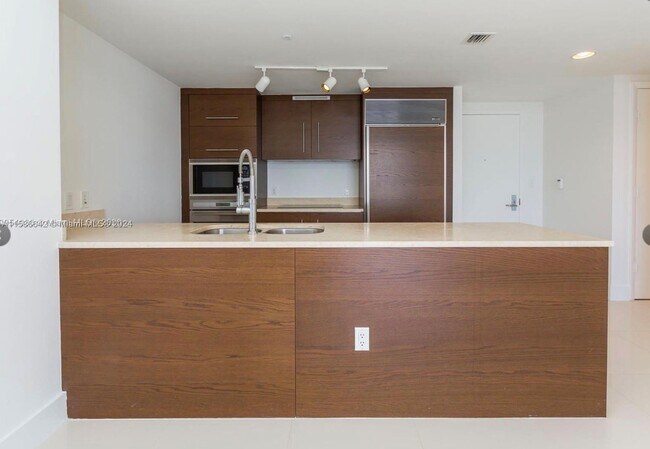 Building Photo - 465 Brickell Ave