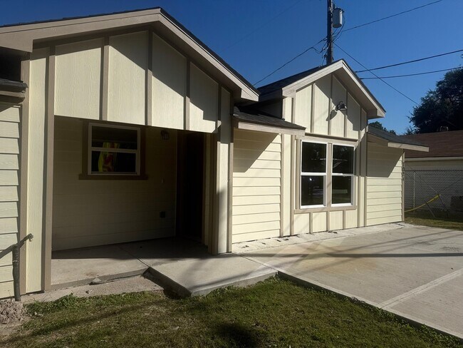 Primary Photo - 702 Majorca Dr