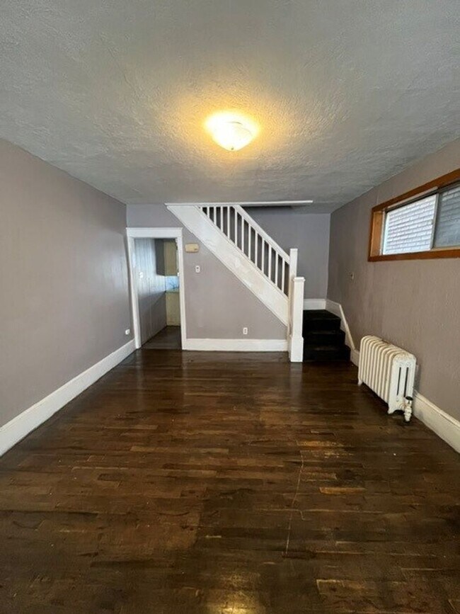 Building Photo - 3 bedroom 1 bathroom