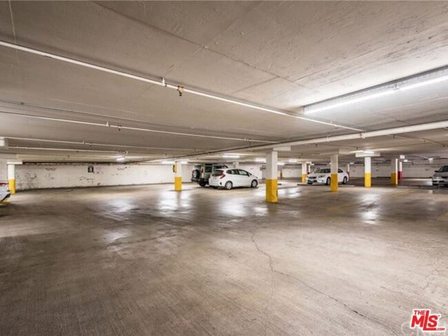 Building Photo - 533 S St Andrews Pl