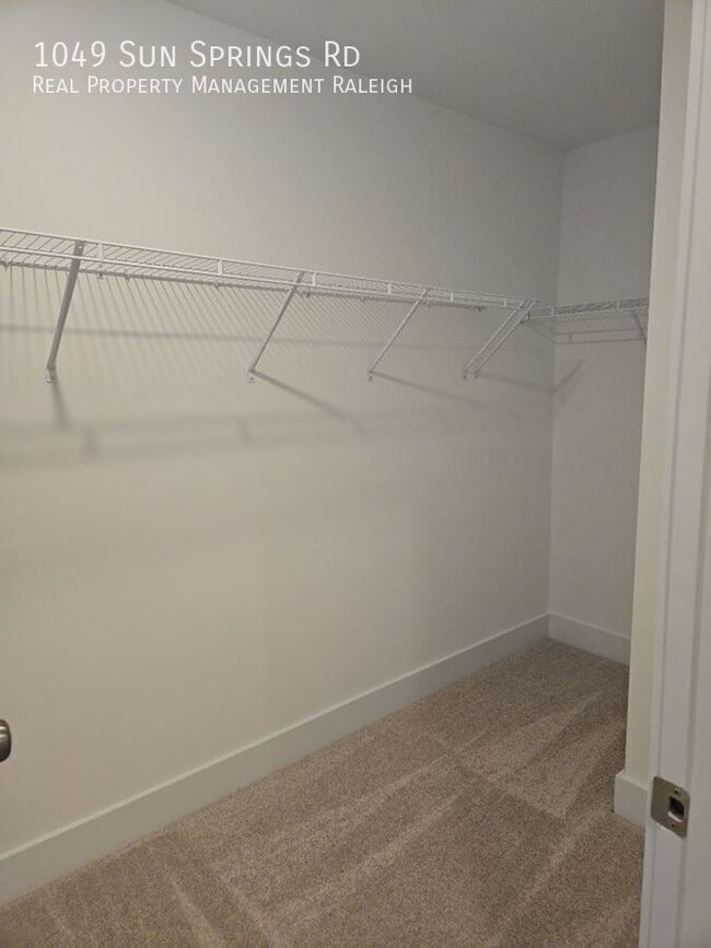 Building Photo - 1049 Sun Spgs Rd