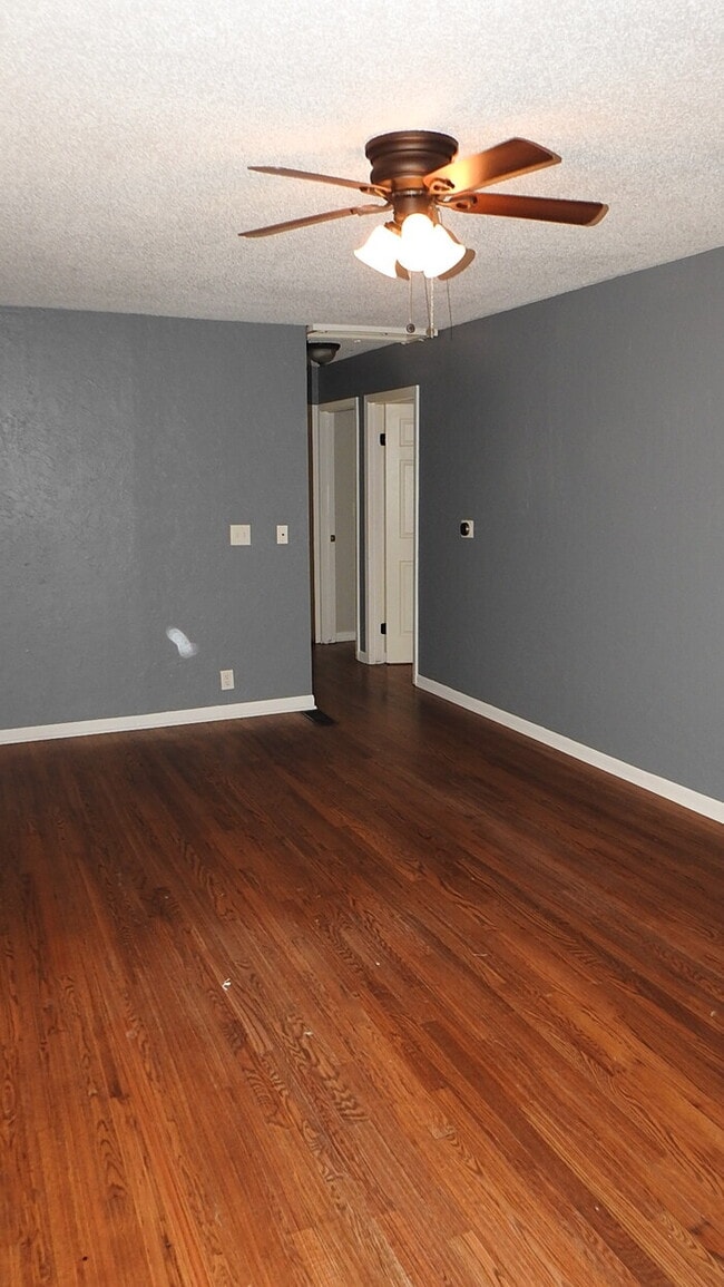 Building Photo - Beautiful 4-bedroom, 2 full baths home located in Independence, MO.