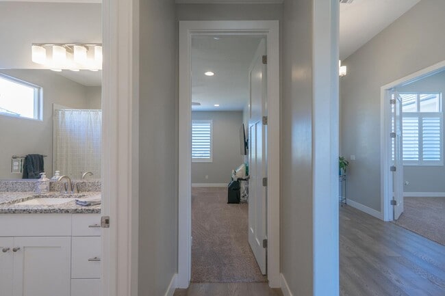 Building Photo - Stunning 5 Bed, 3 Bath Home with a 3 Car Garage