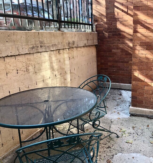 Building Photo - 1557 N Honore St