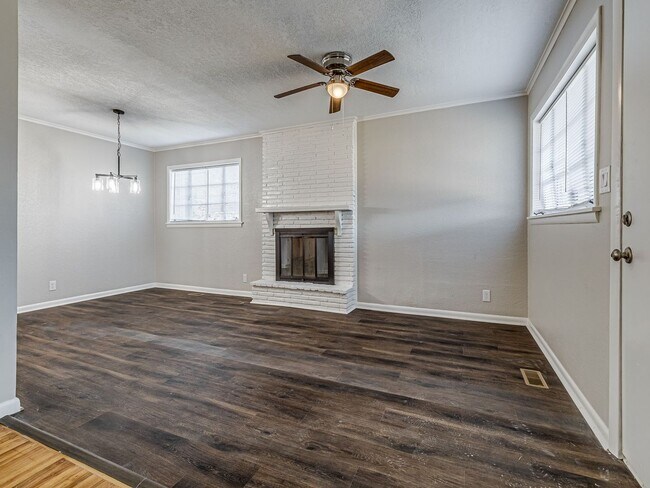 Building Photo - Move in special / First months rent is $800