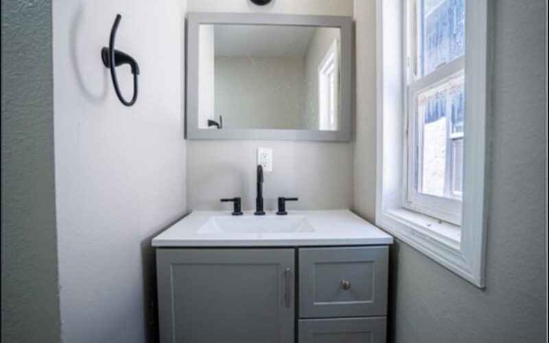 Building Photo - 619 W 7th St