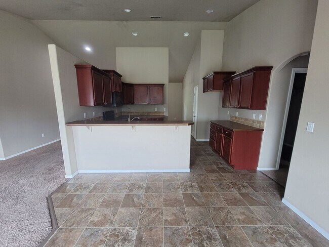 Building Photo - Charming Home on Richland– Fenced Yard, Fi...