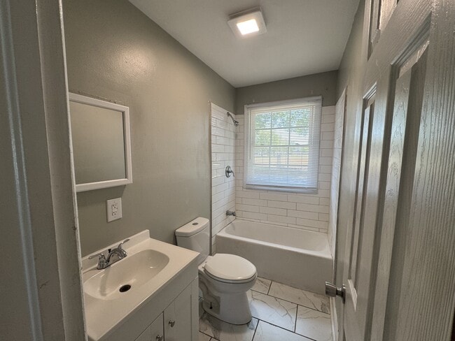 Building Photo - 2101 Montclair Ave