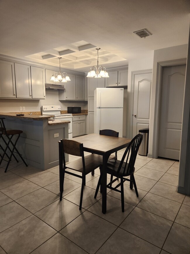 Building Photo - 709 E 3rd St