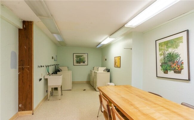 Building Photo - Beautiful 1 bed/1 bath condo, located clos...