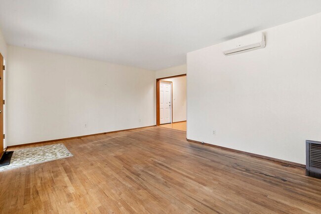 Building Photo - Large 3 Bedroom 2 Bathroom House in La Mesa!