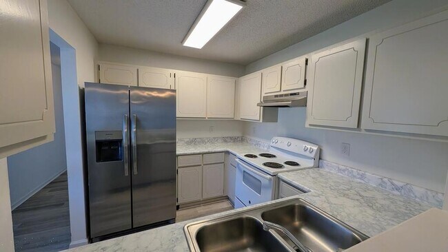 Building Photo - 910 Brett Dr