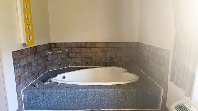 Building Photo - Motel 6- East Side