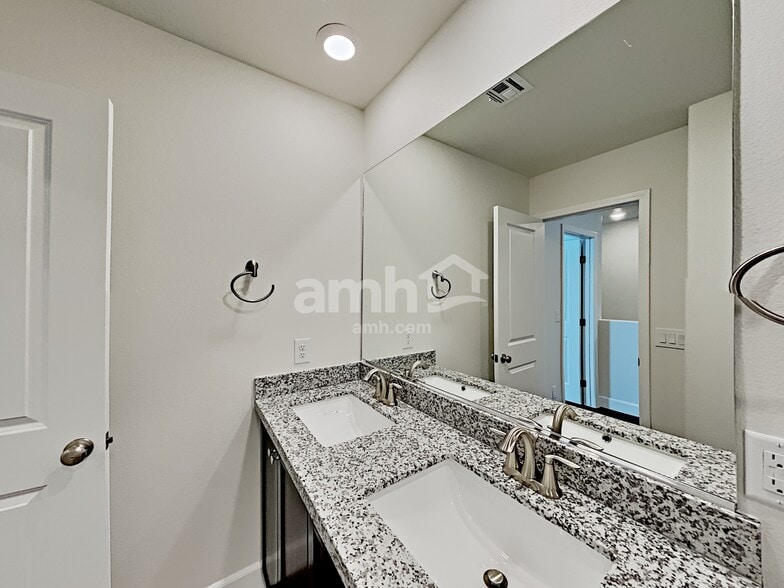 Building Photo - 1518 Golden Hour Ave