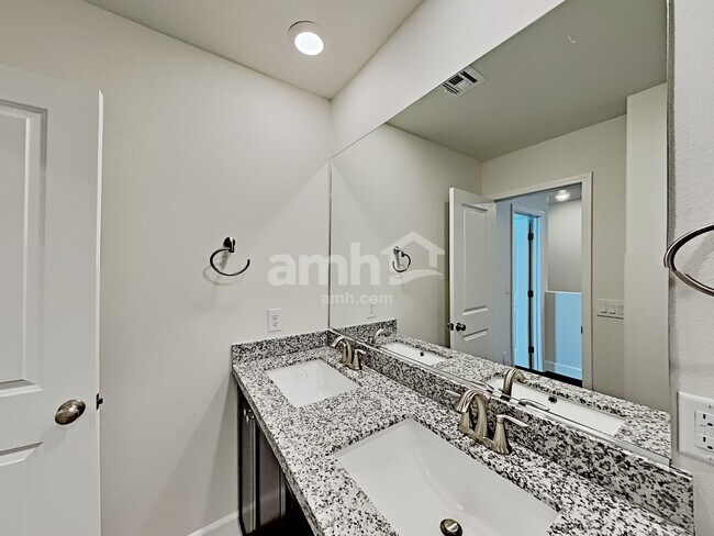 Building Photo - 1518 Golden Hour Ave