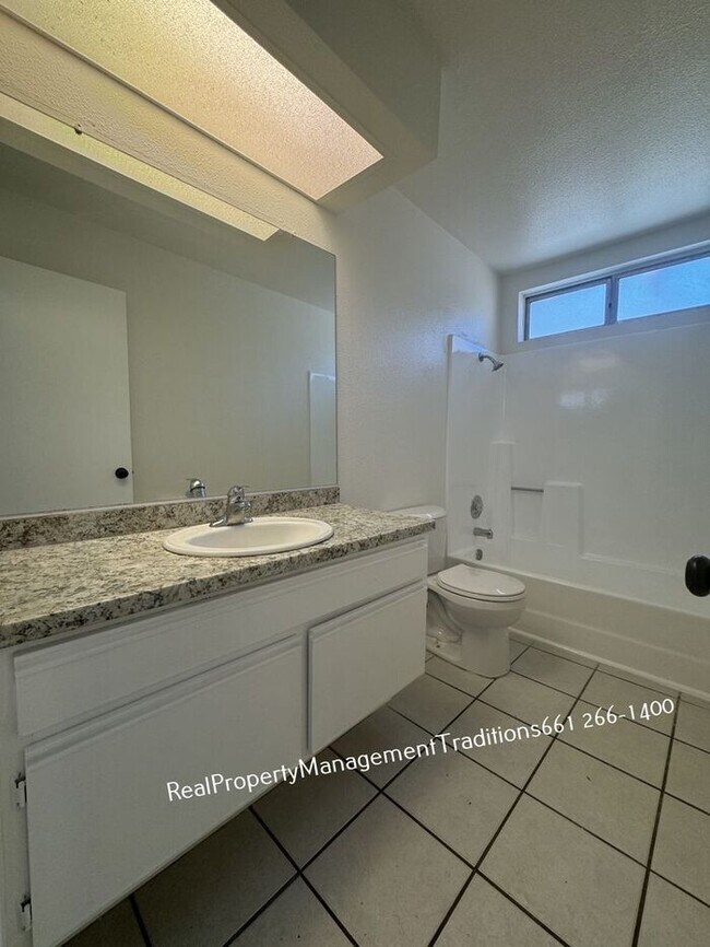 Building Photo - Charming 3 bed, 2 bath