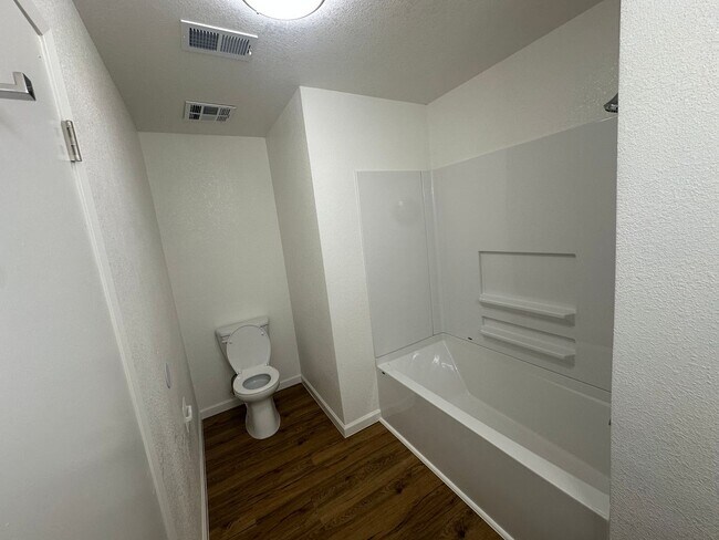Building Photo - 547 De Leon Dr