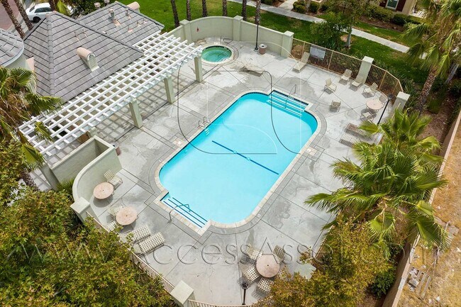 Building Photo - 3 Bed / 2.5 Bath Townhome | Open Layout + Modern Finishes