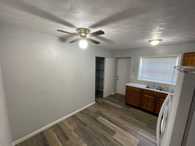 Building Photo - 729 W 61st St