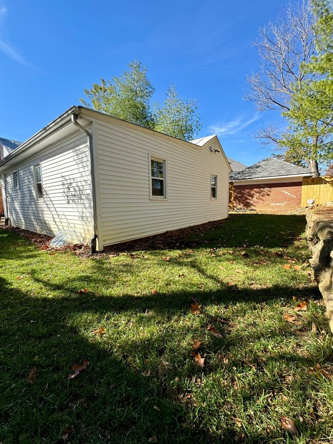 Building Photo - Historic Downtown Blacksburg Home