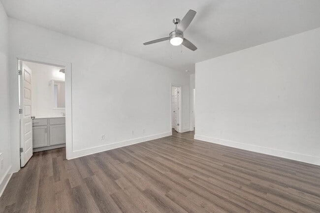 Building Photo - 2 Bedroom with Bonus Office!