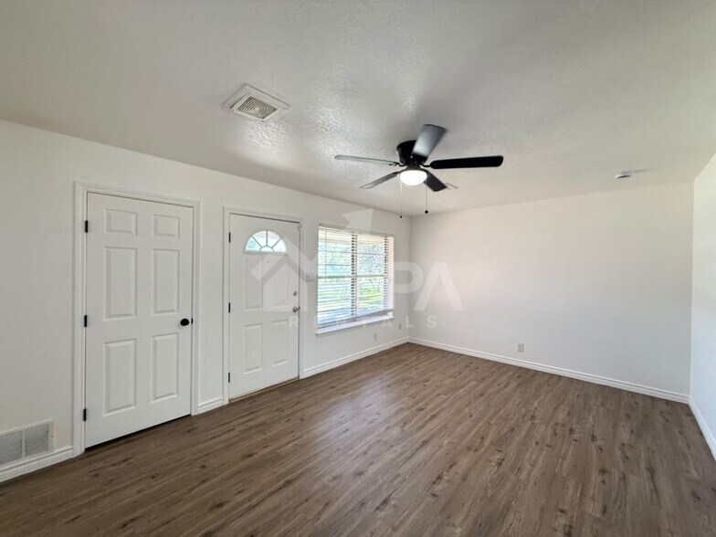 Building Photo - 4907 Stoneleigh Dr