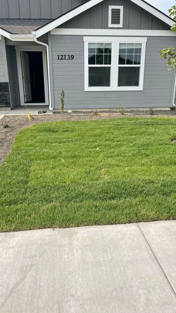 Building Photo - $2,199.00 / Large 4 bed 2 bath / 3 car gar...