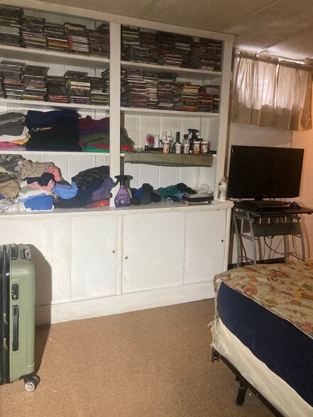 Built in clothing unit - 764 Lenore Ln