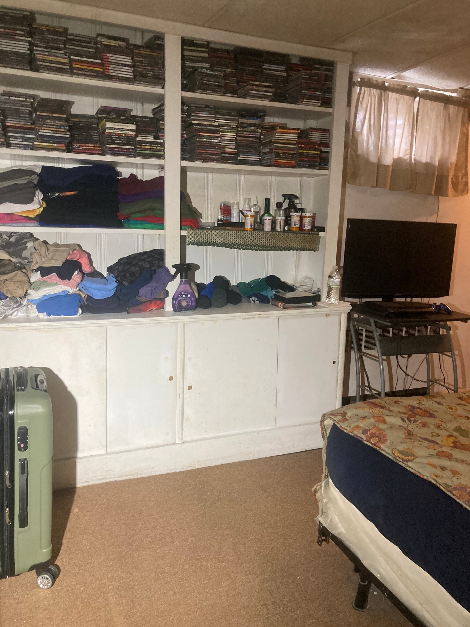 Built in clothing unit - 764 Lenore Ln