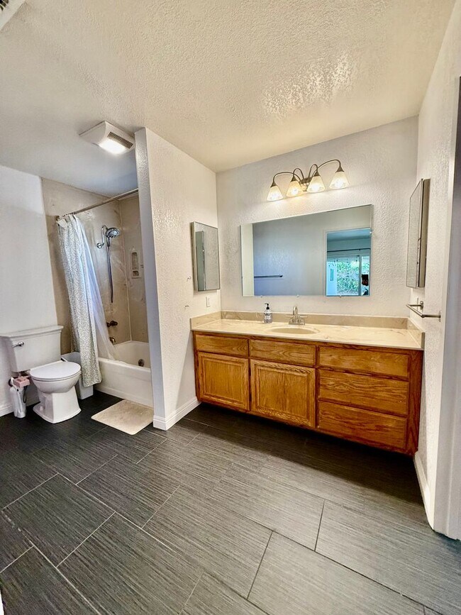 Building Photo - Great home available NOW