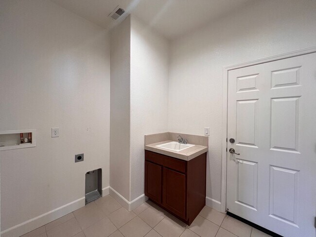 Building Photo - Spacious 3 bedroom home in Fernley