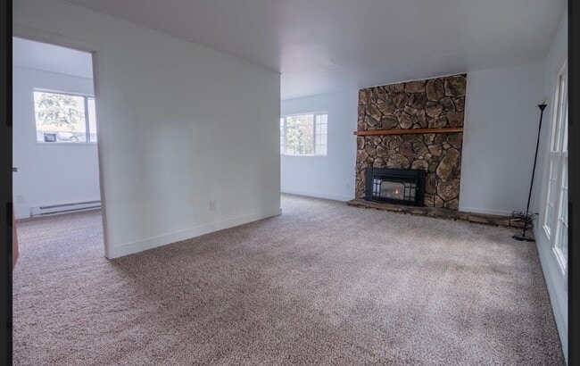 Building Photo - 3 bedroom 1 bathroom house close to Hendricks Park!