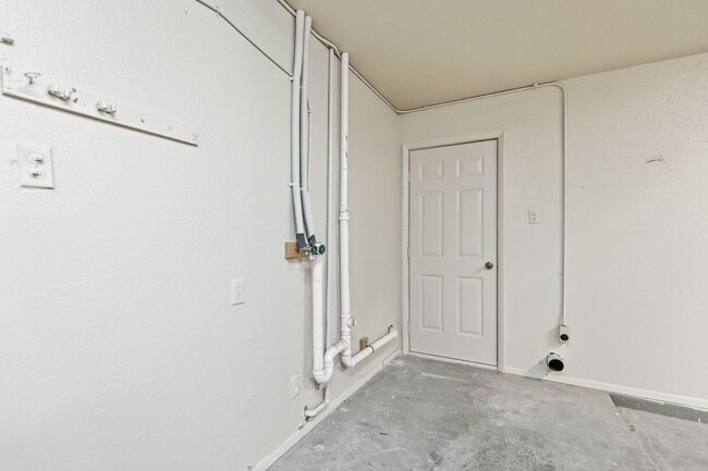 Building Photo - Three Bedroom Home with Bonus Room