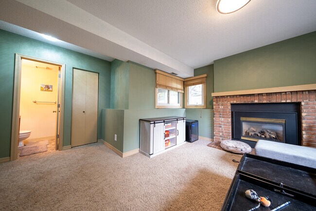 Building Photo - 4222 Goldenrod Ln N