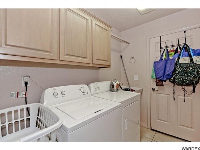 Building Photo - *REDUCED PRICE* Long Term - Unfurnished- Beautiful Golf Course Pool Home!!