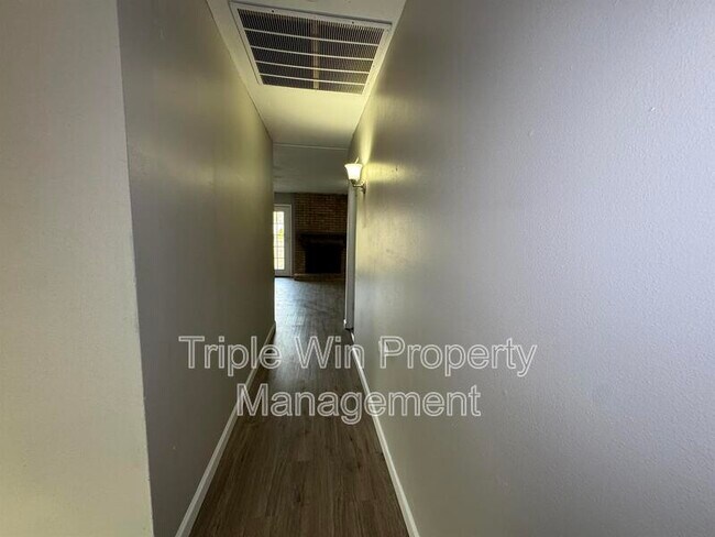 Building Photo - 3165 St Catherine St