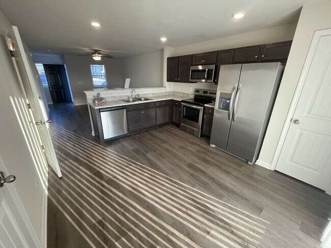 Building Photo - 2 bd 2.5 ba townhome