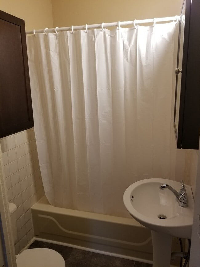 Building Photo - 2 Bedroom Ranch