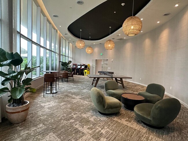 Building Photo - 700 NE 24th St