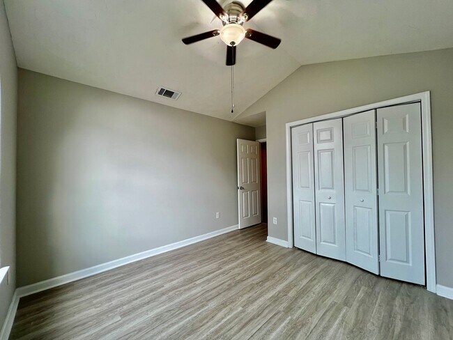 Building Photo - 3 bedroom 2 bath townhome in Towne Park