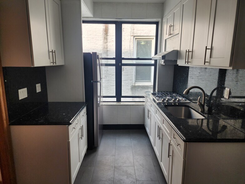Kitchen - 13259 Maple Ave