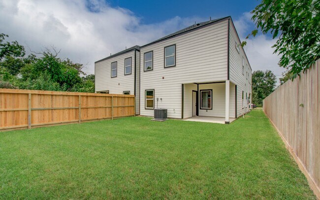 Building Photo - 1063 South Ln