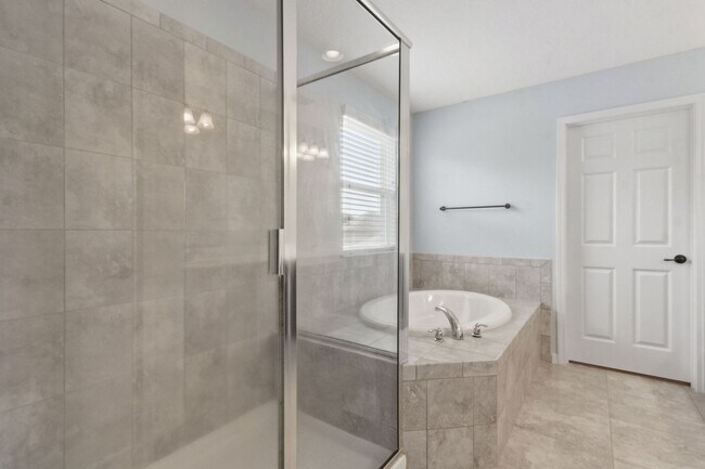 Building Photo - Spacious 4-Bedroom Home in Amelia Walk wit...