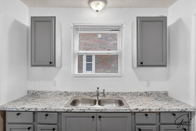 Building Photo - 3 bedroom bungalow - $1200