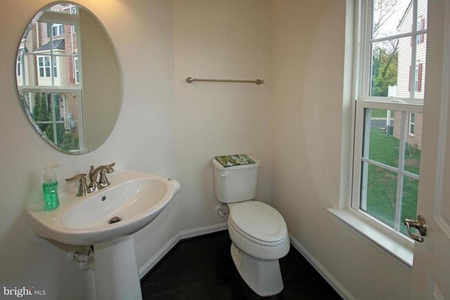 Building Photo - 2482 Baldwin Cres NE