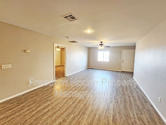 Building Photo - 200 S Mount Charleston Dr E
