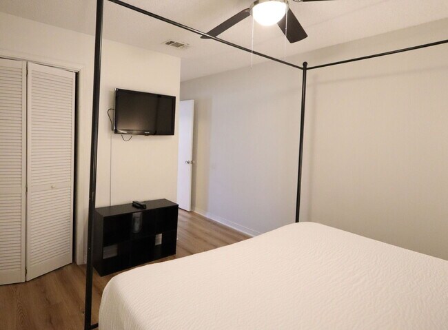 Building Photo - "Coastal Comfort Awaits: Furnished 2-Bed Condo with Pool in Destin!"