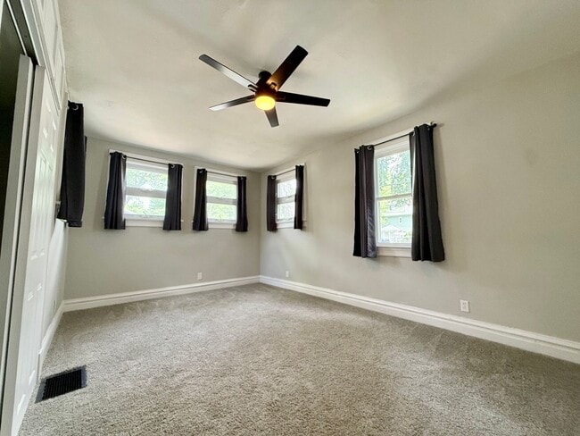 Building Photo - **Hawthorne Place** Pet Friendly 5 Large Bedrooms 2 Full Baths!
