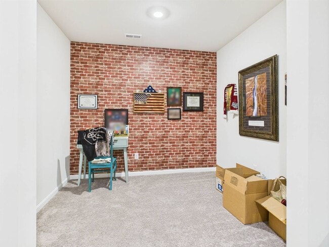 Building Photo - Stunning 5 Bedroom 4.5 Bathroom Located in...